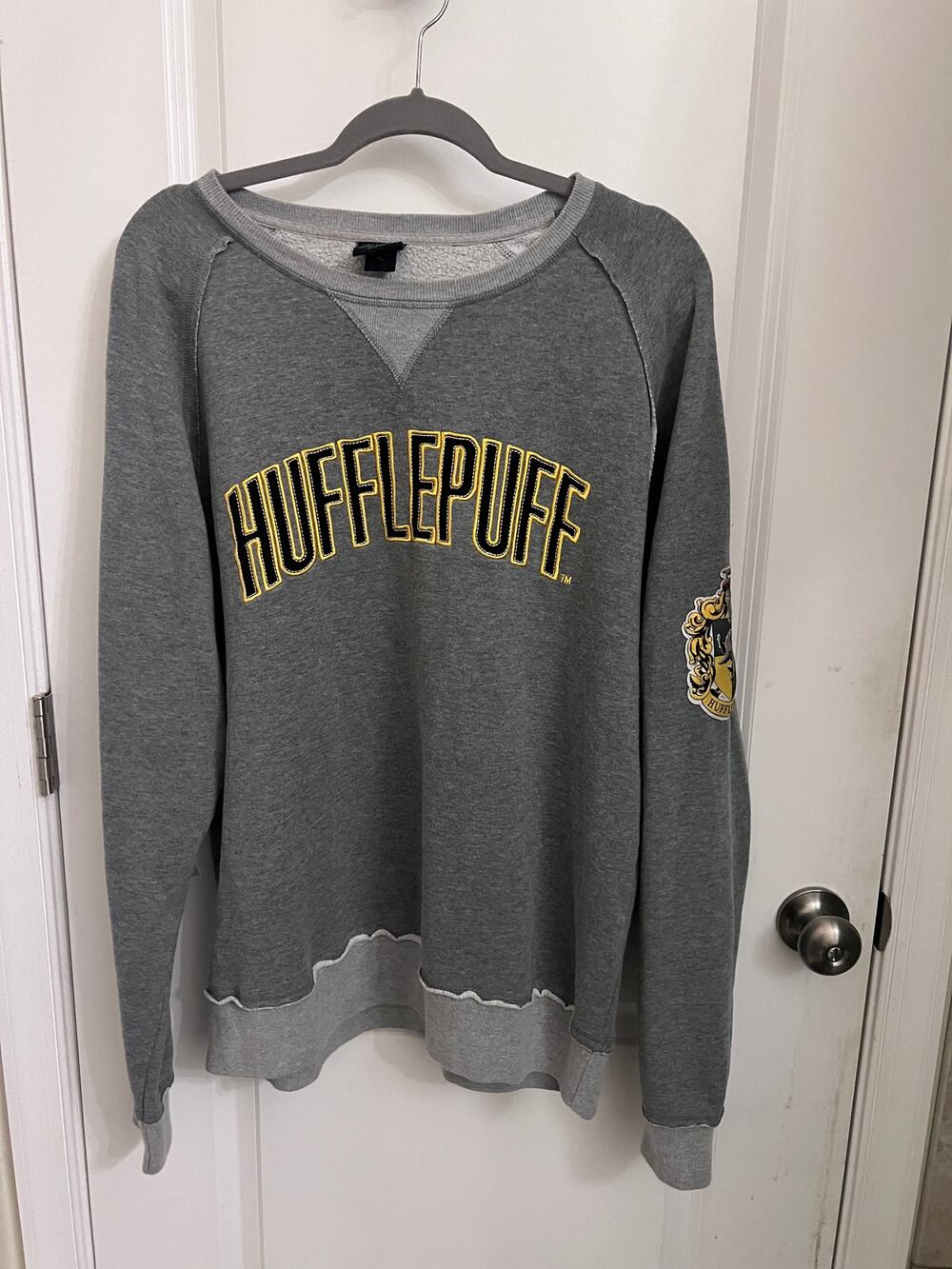 The wizarding world of Harry Poter Hufflepuff Embroidered Sweatshirt XL Gray
